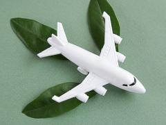 Getekend vliegtuig op groene bladeren