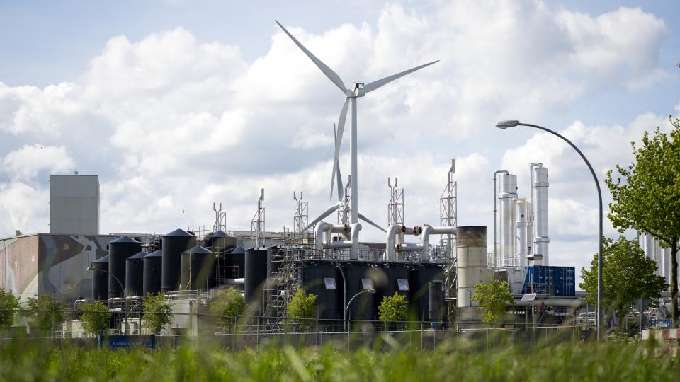 Fabrieksterrein met windturbine