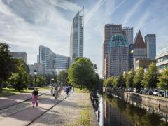 Beeld van de Haagse ministeries en flatgebouwen