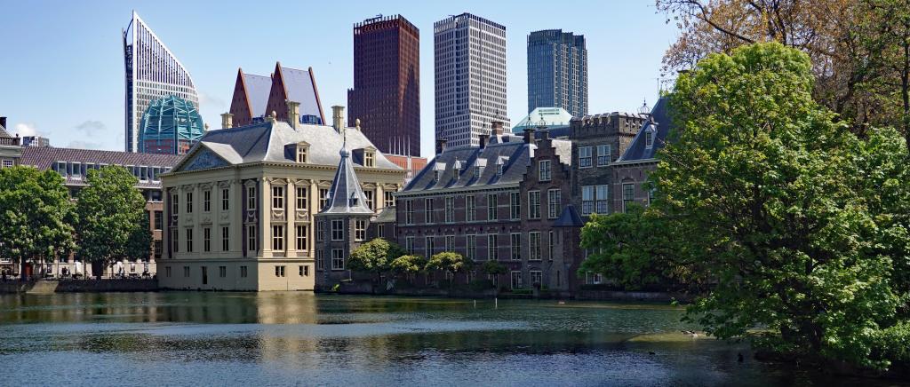 Het Binnenhof en het Torentje vanaf de Hofvijver