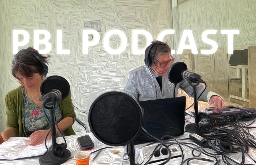 Gestileerde foto van het PBL-podcast duo aan het werk