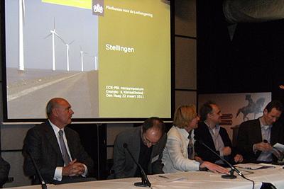 Foto van het symposium panel met Frits de Groot (VNO/NWC en MKB Nederland), Herman Wijffels (Universiteit Utrecht), Paul Koutstaal (Centraal Planbureau), Mariëtte van Empel (Ministerie van I&amp;M), Ronald Roosdorp (Ministerie van EL&amp;I), Ron Wit (Stichting Natuur en Milieu).