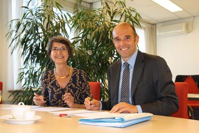 Yvonne van Rooy en Maarten Hajer ondertekenen de samenwerkingsovereenkomst