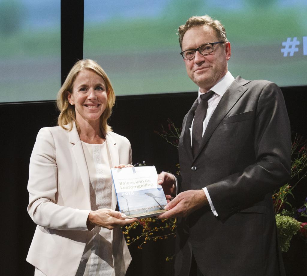 PBL-directeur Hans Momaas overhandigt de Balans 2018 aan Staatssecretaris Stientje van Veldhoven