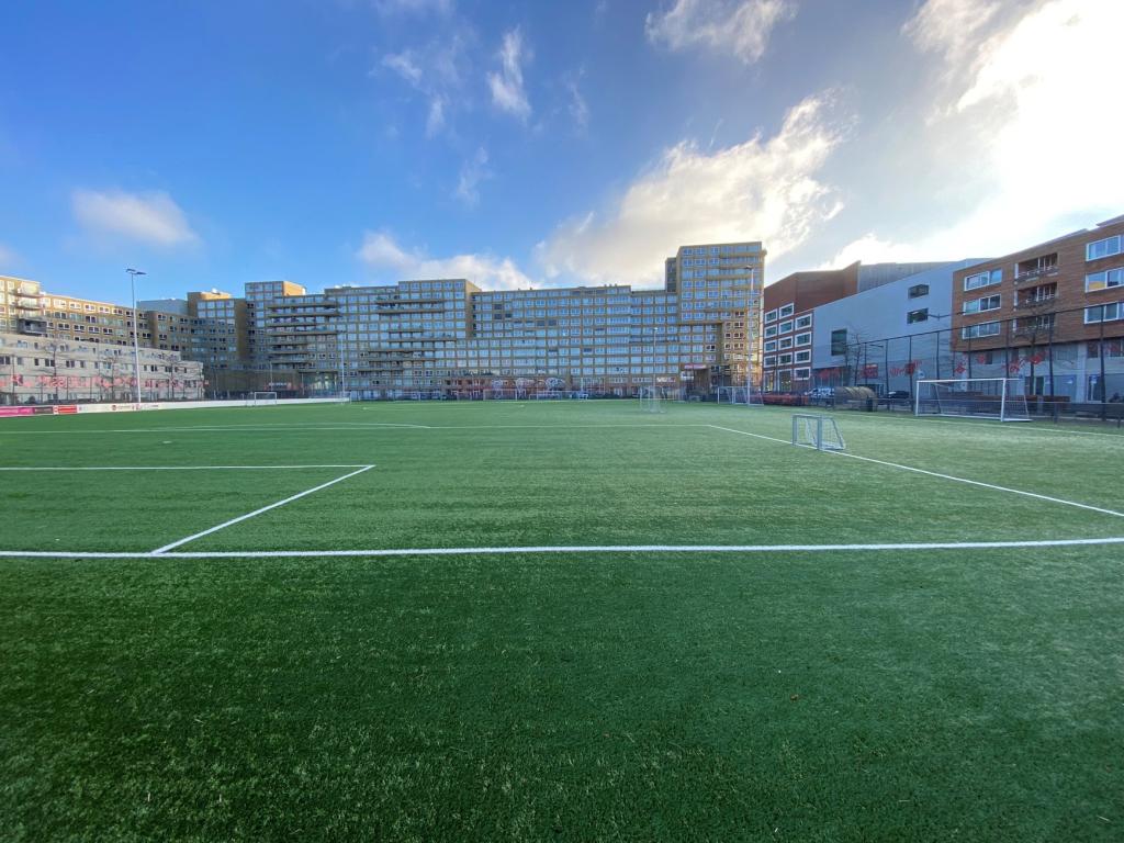 Sportvelden zijn omsloten door hoge gebouwen en een hoog hek en niet publiek toegankelijk.